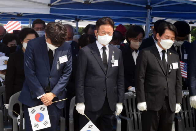 백선엽 장군 서거 2주기 추모행사에 참석한 이준석(왼쪽부터) 국민의힘 대표, 이철우 경북도지사, 안철수 국회의원이 묵념하고 있다. 경북도 제공