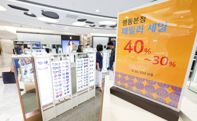원화 달러 환율이 1,300원대를 넘어서면서 어려움을 겪고 있는 면세업계가 자구책 마련에 한창이다. 롯데면세점은 내국인 고객을 대상으로 매장 기준 환율이 1,250원을 넘을 때부터 최대 3만5천원까지 LDF페이를 지급하는 환율 보상 이벤트를 진행한다. 신라면세점은 다음 달 10일까지 서울점에서 휴가비 지원 프로모션을, 신세계면세점은 온라인 고객에게 최대 36만5천원까지 추가 적립금을 지급하고 현대백화점면세점도 최대 216만원까지 페이백 혜택을 제공한다. 외국인 단체 관광객 회복 속도가 예상보다 더딘 상황에서 면세업계가 휴가철 내국인 수요 회복에 기대를 걸어보고 있지만, 경기침체 및 환율 상승으로 인한 제품 가격 인상 등으로 국내 고객들 역시 지갑을 쉽게 열지 않아 업계의 근심은 깊어지고 있다. 사진은 이날 오후 서울 시내의 한 면세점 모습. 연합뉴스