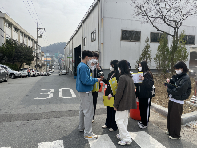 한국교통안전공단이 대구 시민들과 협업을 통해 생활권 도로 점검에 나서고 있는 모습이다. 한국교통안전공단 제공