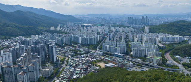 ㈜직방에 따르면 지난해 대구에서 공시가보다 낮은 금액에 아파트가 매매된 사례는 88건이었다. 대구 수성구 범물동 상공에서 바라본 대구시내 아파트 모습. 김영진 기자 kyjmaeil@imaeil.com