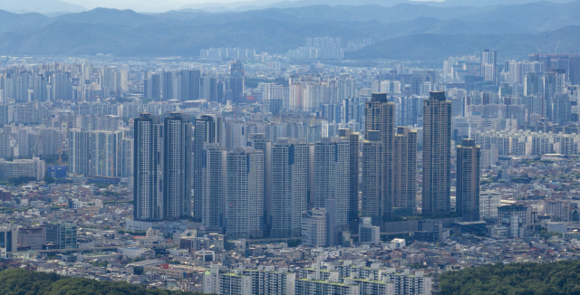 26일 오후 대구 수성구 범물동 상공에서 바라본 대구시내 아파트 모습. 김영진 기자 kyjmaeil@imaeil.com