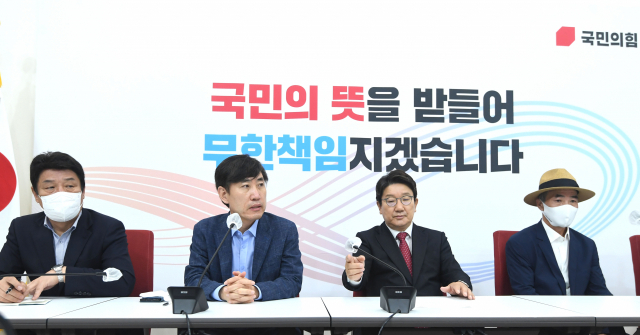 24일 오전 국회에서 열린 국민의힘 해수부 공무원 피격사건 진상조사 TF 유족 초청 간담회에서 TF 위원장인 하태경 의원이 발언하고 있다. 연합뉴스