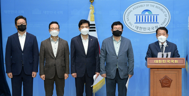 더불어민주당 소속 전반기 국방위원회 국회의원들이 20일 오전 서울 여의도 국회 소통관에서 기자회견을 열고 과거 서해 피살 공무원의 월북 사실과 관련해 입장을 밝히고 있다. 왼쪽부터 황희, 홍영표, 김민기, 설훈, 김병주 의원. 연합뉴스