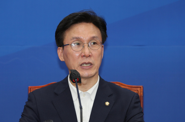 더불어민주당 김민석 총괄선대본부장이 30일 오후 국회에서 6.1 지방선거 관련 긴급기자회견을 하고 있다. 연합뉴스