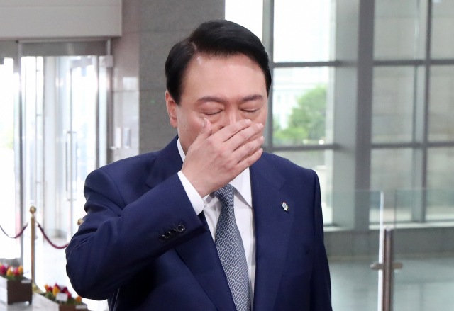 윤석열 대통령이 24일 오전 서울 용산 대통령실 청사로 출근하며 취재진의 질문에 답하고 있다. 연합뉴스