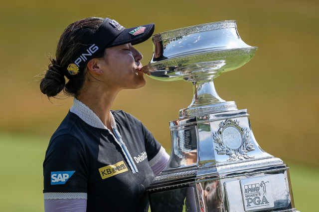 LPGA 투어 메이저대회인 KPMG 여자 PGA 챔피언십에서 우승한 전인지가 트로피에 키스를 하고 있다. 연합뉴스