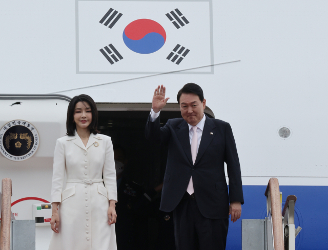 윤석열 대통령과 김건희 여사가 스페인 마드리드에서 열리는 북대서양조약기구(나토) 정상회의 참석을 위해 27일 경기 성남 서울공항에서 공군 1호기에 올라 인사하고 있다. 연합뉴스
