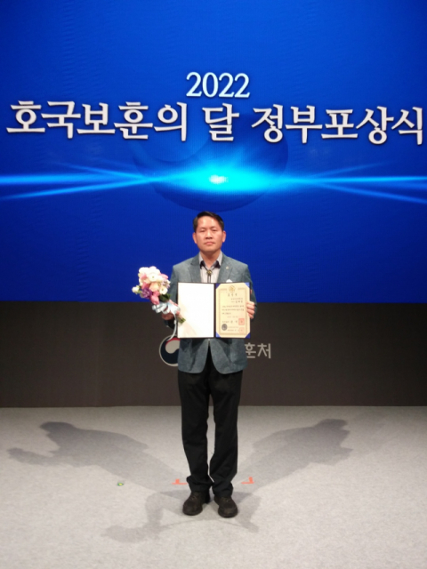 김태열 영남이공대 교수가 27일 국무총리 주재 정부포상 국무총리 표창을 받은 뒤 기념촬영을 하고 있다.