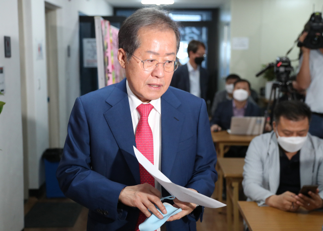 홍준표 대구시장 당선인이 2일 대구 중구 자신의 선거사무소에서 기자회견을 하기 위해 회견장으로 들어오고 있다. 연합뉴스