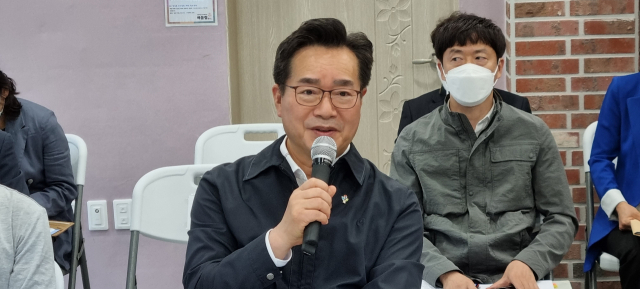 정황근 농림축산식품부 장관이 27일 오후 상주시 모동면 정양마을을 찾아 현지주민 및 귀농귀촌인들과 간담회를 갖고 있다. 고도현 기자