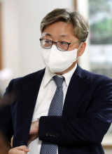 월성 1호기 원전 경제성 평가 부당개입 혐의로 기소된 채희봉 전 청와대 산업정책비서관이 공판기일에 출석하기 위해 7일 오후 대전시 서구 둔산동 대전지법으로 이동하고 있다. 연합뉴스