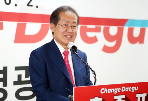 대권 도전 홍준표, 책 2권 출간하고 대구시장 퇴임 후 서울행