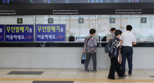 시민들이 6일 동대구역복합환승센터에서 표를 구매하고 있다. 사진은 창구를 이용하는 노인들 모습. 김영진 기자 kyjmaeil@imaeil.com