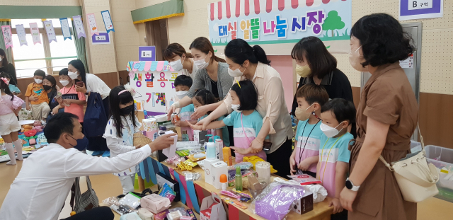 지난 10일 대실유치원 유아들은 연령별로 직접 만든 DIY제품, 가정에서 사용하지 않는 장난감, 친환경 제품 등을 판매하고 구매하는