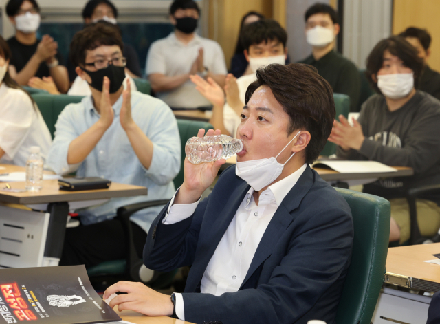 국민의힘 이준석 대표가 27일 국회 의원회관에서 최재형 의원실 주최로 열린 