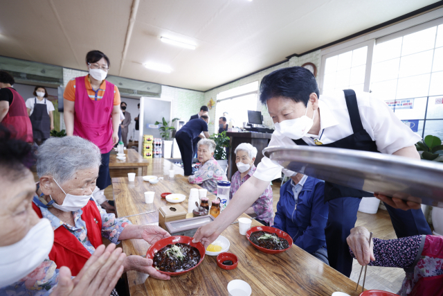 성주군 초전면 왕서방손짜장 짜장면 나눔 봉사에 도우미로 나선 이병환 성주군수가 어르신에게 짜장면 그릇을 전달하고 있다. 성주군 제공