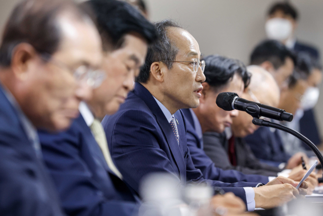 추경호 경제부총리가 28일 마포구 경총에서 손경식 회장 등과 간담회를 하고 있다. 연합뉴스