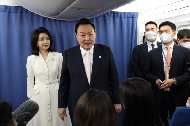 윤석열 대통령이 27일(현지시간) 북대서양조약기구(나토) 정상회의 참석을 위해 김건희 여사와 함께 공군 1호기에 탑승,기자들과 대화하고 있다. 연합뉴스