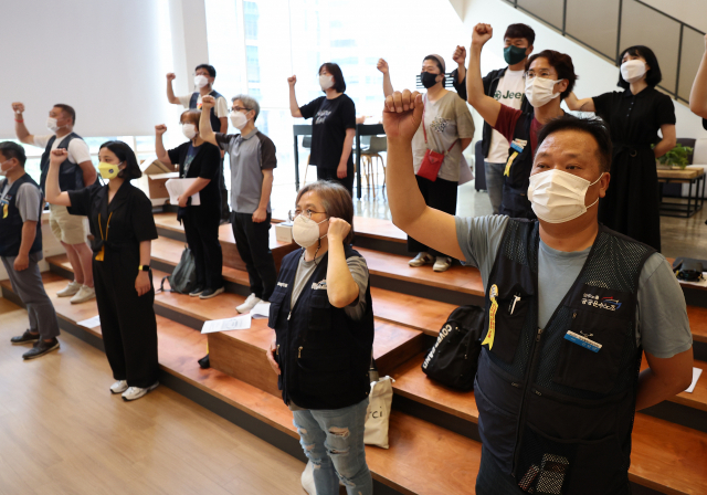 6일 오후 서울 중구 명동 커뮤니티하우스 마실에서 열린 공공운수노조 쿠팡물류센터지회 간부 전진대회에서 참석자들이 구호를 외치고 있다.(사진은 기사 내용과 무관함) 연합뉴스