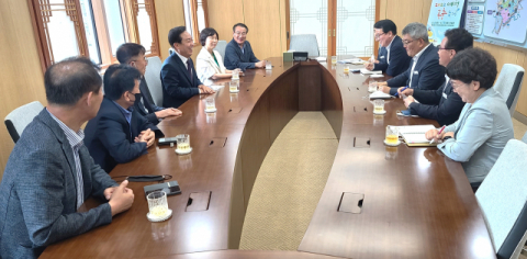권기창 안동시장 당선인과 김학동 예천군수가 28일 만나 도청 신도시 주민불편 해소를 위한 행정기구 설치 등 양 지역 상생과 발전에 함께 나서기로 했다. 엄재진 기자