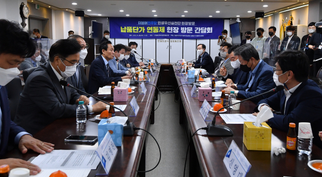 더불어민주당 우상호 비상대책위원장이 28일 오전 경기도 안산시 상록구 반월표면처리사업협동조합 회의실에서 열린 납품단가 연동제 도입 현장 방문 간담회에서 발언하고 있다. 연합뉴스