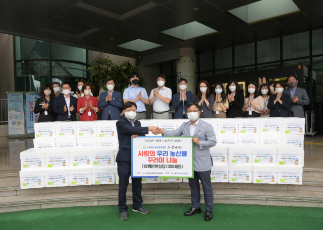 우리농업지키기운동본부는 28일 우리농산물로 구성된 꾸러미 300세트를 청도군에 기탁했다. 우리농업지키기운동본부 제공