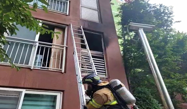 28일 오전 포항시 남구 오천읍 한 아파트에서 발생한 화재를 소방대원들이 진화하고 있다. 포항남부소방서 제공.