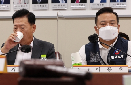 28일 오후 세종시 정부세종청사 최저임금위원회 회의실에서 열린 제7차 전원회의에서 사용자위원인 류기정 한국경영자총협회 전무(왼쪽)와 근로자위원인 이동호 한국노총 사무총장이 자리하고 있다. 연합뉴스