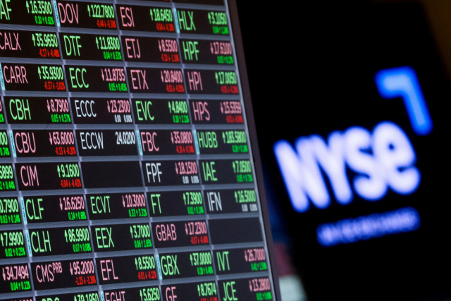 27일(현지시간) 미국 뉴욕증권거래소(NYSE) 입회장에 뉴욕 증시 거래 정보를 보여주는 화면이 나오고 있다. 연합뉴스