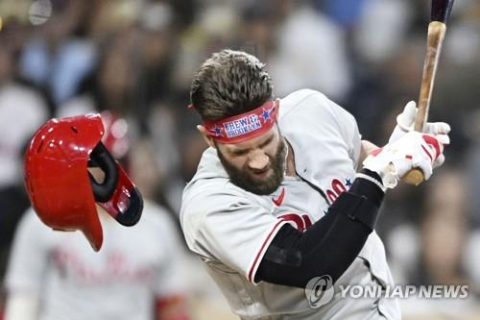 강속구에 엄지손가락을 맞은 브라이스 하퍼. AFP=연합뉴스