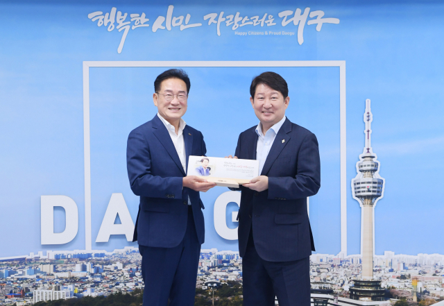 최기문(왼쪽) 영천시장이 권영진 대구시장에게 감사패를 전달하고 있다. 영천시 제공