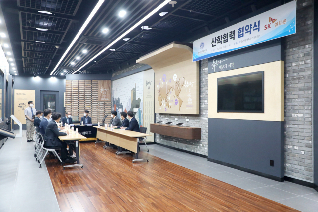 영남이공대는 SK실트론과 취업약정형 주문식 교육 협약을 체결했다. 영남이공대