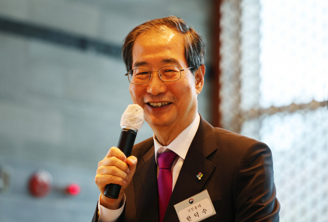 한덕수 국무총리가 지난 28일 세종공관에서 열린 출입기자단 간담회에서 인사말하고 있다. 연합뉴스