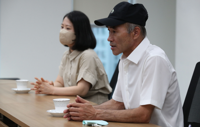 2020년 9월 북한군에 피살된 해양수산부 서해어업관리단 소속 공무원 고(故) 이대준 씨의 형 이래진 씨가 28일 오후 서울 마포구 국립수산물품질관리원 서울지원에서 조승환 해양수산부 장관과 면담하고 있다. 연합뉴스