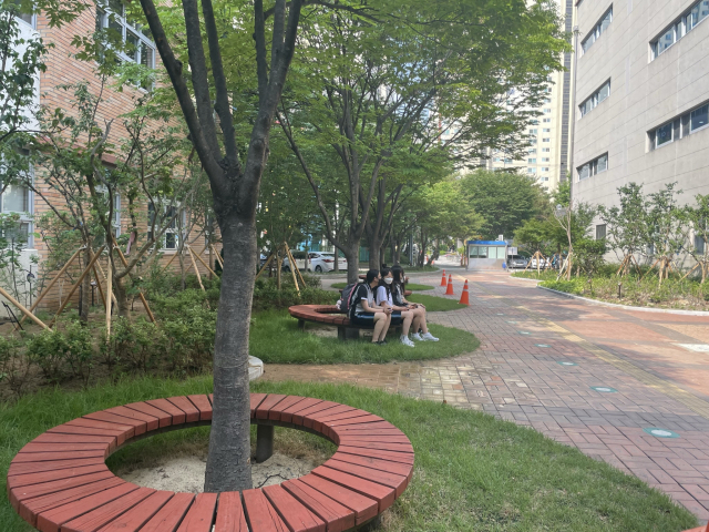 대구 월서중 학생들이 학교숲이 조성된 공간에서 쉬는 모습. 대구시교육청 제공