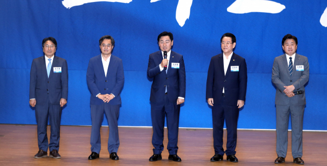 더불어민주당 광역단체장 당선인들이 29일 서울 여의도 국회 의원회관에서 열린 6.1 지방선거 광역·기초자치단체장 당선자 워크숍에서 인사말을 하고 있다. 왼쪽부터 강기정 광주시장 당선인, 김동연 경기지사 당선인, 김관영 전북지사 당선인, 김영록 전남지사, 오영훈 제주지사 당선인. 연합뉴스