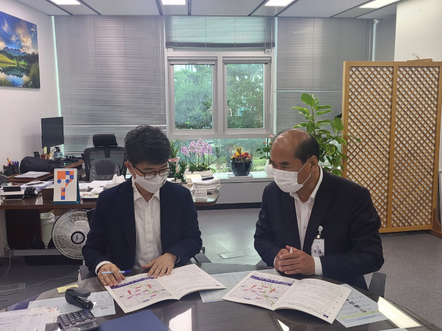 강영석(오른쪽) 상주시장이 지난달 29일 기획재정부를 방문, 현안사업에 대한 국비 지원 당위성을 설명하고 있다. 상주시 제공