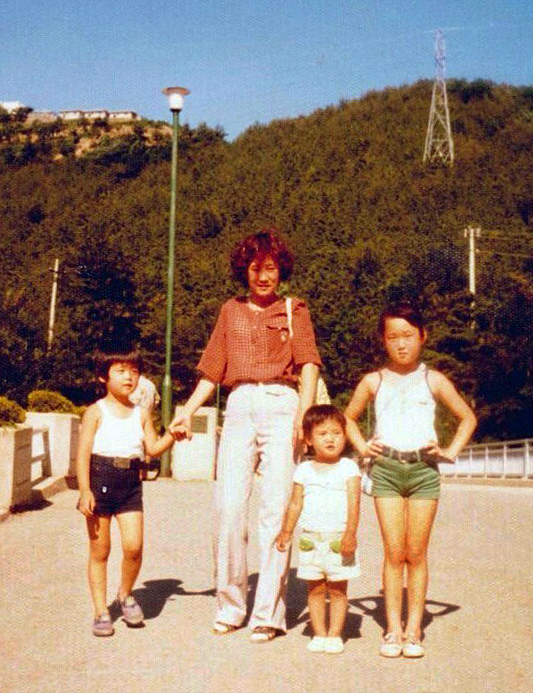 김현진 씨가 4~5세 쯤에 김 씨 어머니와 남매들이 함께 소풍 가서 촬영한 사진. 사진 왼쪽 첫 번째가 김 씨의 오빠 고 김기진 씨, 사진 오른쪽에서 두 번째가 김 씨. 가족 제공.