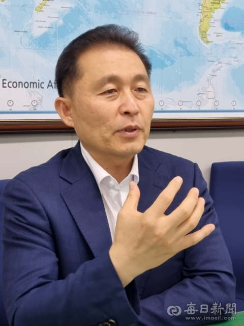 민선 8기 홍준표 시장 체제의 초대 경제부시장으로 취임하는 이종화(54) 전 기획재정부 대외경제국장이 30일 정부세종청사에서 인터뷰를 하고 있다. 강은경 기자