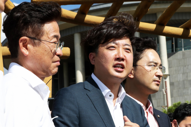 29일 경북 포항시 남구 동해면 연오랑세오녀테마공원에서 국민의힘 이준석 대표(가운데)가 영일만대교 현장 부지를 둘러보며 의견을 얘기하고 있다. 연합뉴스