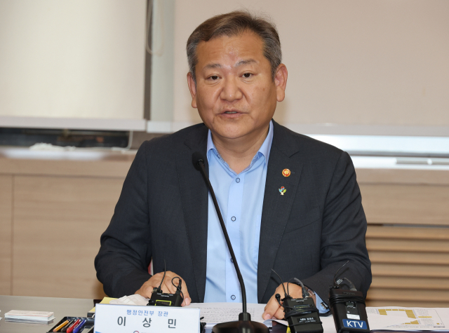 이상민 행안부 장관이 28일 정부서울청사에서 출입기자 간담회를 하며 질문에 답하고 있다. 연합뉴스