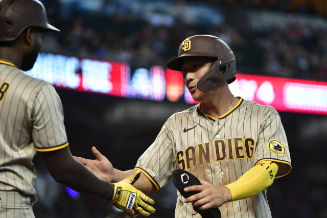 미국 메이저리그(MLB) 샌디에이고 파드리스의 유격수 김하성(26)이 30일 애리조나주 피닉스의 체이스 필드에서 열린 애리조나 다이아몬드백스와의 경기 6회에 C.J 에이브럼스(21)의 타격 때 홈에 들어오며 동료 주릭슨 프로파(29)와 함께 기뻐하고 있다. 김하성은 이날 2타수 1안타 1득점을 하며 팀의 4대0 승리에 일조했다. 연합뉴스