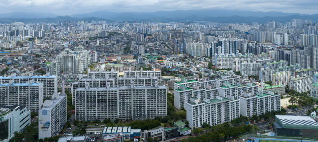 대구 남구 상공에서 바라본 시가지 아파트 모습. 김영진 기자 kyjmaeil@imaeil.com