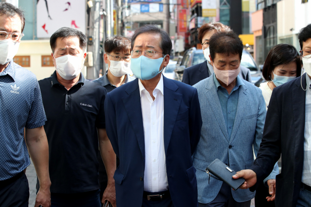 홍준표 대구시장 당선인이 30일 오후 동성로상인연합회 및 관련 부서 관계자들과 함께 대구 중구 로데오 거리를 둘러보고 있다. 김영진 기자 kyjmaeil@imaeil.com