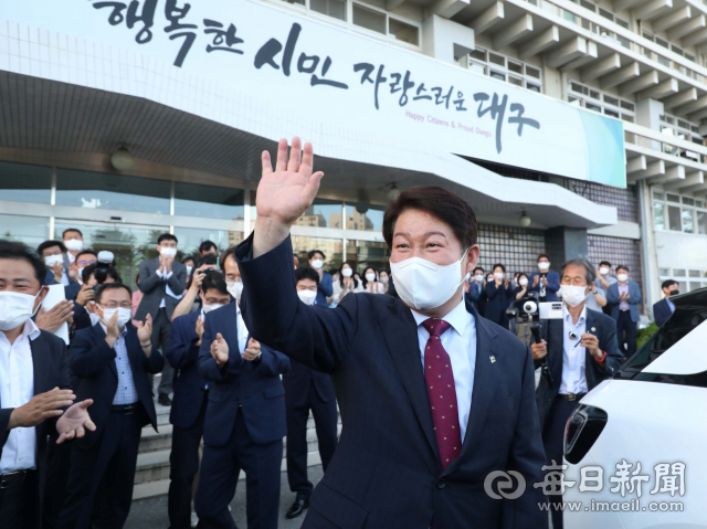 권영진 대구시장이 30일 오후 시청별관에서 이임식을 마친 뒤 직원들의 배웅을 받으며 청사를 나서고 있다. 정운철 기자 woon@imaeil.com