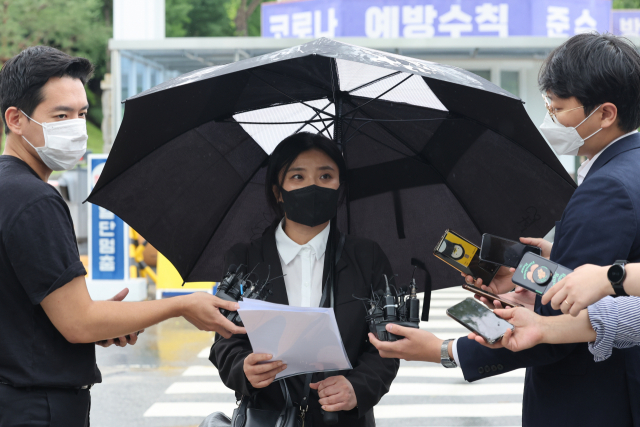 국민의힘 이준석 대표에게 성 접대를 한 의혹을 받는 김성진 아이카이스트 대표 측 법률대리인인 김소연 변호사가 30일 경기 의왕 서울구치소에서 진행된 서울경찰청 반부패·공공범죄수사대의 김 대표에 대한 접견조사에 참관 후 취재진의 질문에 답하고 있다. 연합뉴스