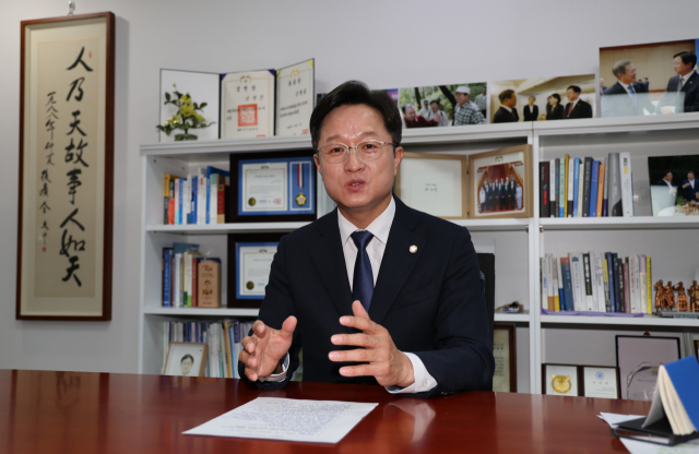 전대 출마를 예고한 더불어민주당 강병원 의원이 국회 의원회관 의원실에서 연합뉴스와 인터뷰하고 있다. 연합뉴스