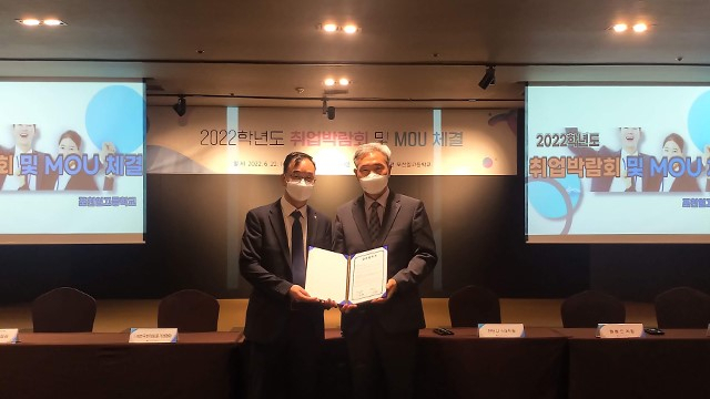 (좌측부터) 한퓨어대한녹용이사, 포천일고교장 (사진= 한퓨어 대한녹용 제공)