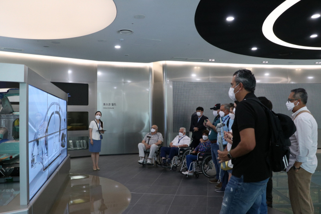 한·멕시코 수교 60주년을 맞아 한국을 찾은 멕시코 6.26 참전용사들이 포스코 복합문화공간인 Park1538을 방문해 해설사의 설명을 듣고 있다. 포스코 제공