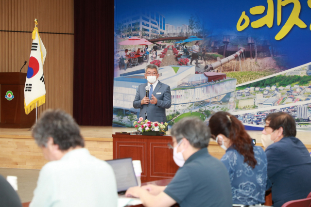 김학동 예천군수가 1일 군청 대회의실에서 민선8기 출범 언론인 간담회를 하고 있다. 예천군 제공